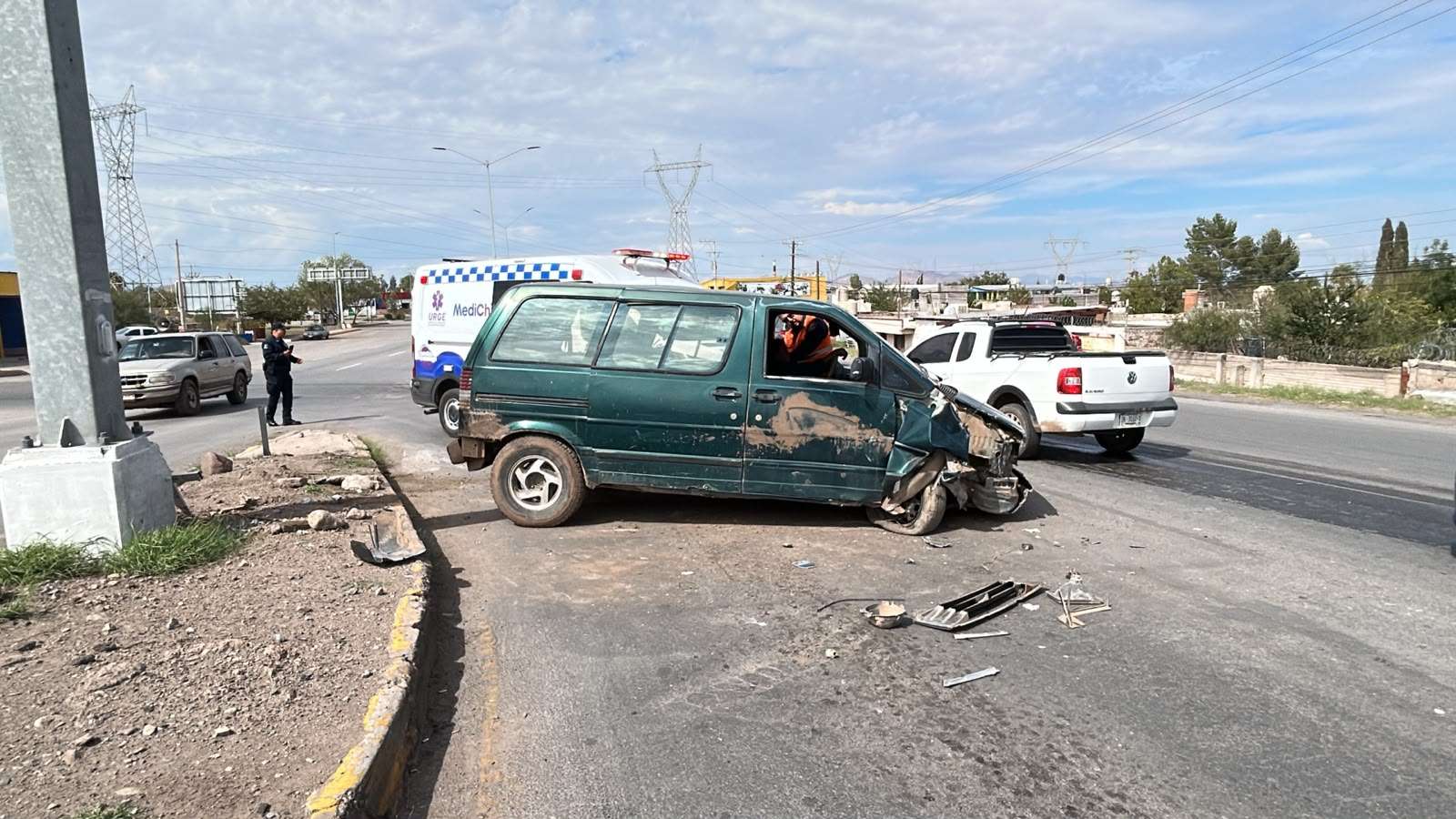 Choca adulto mayor contra poste; queda herido 