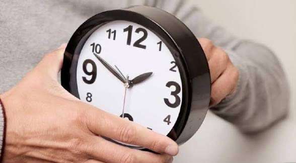 Atrasa Juárez una hora su reloj este domingo