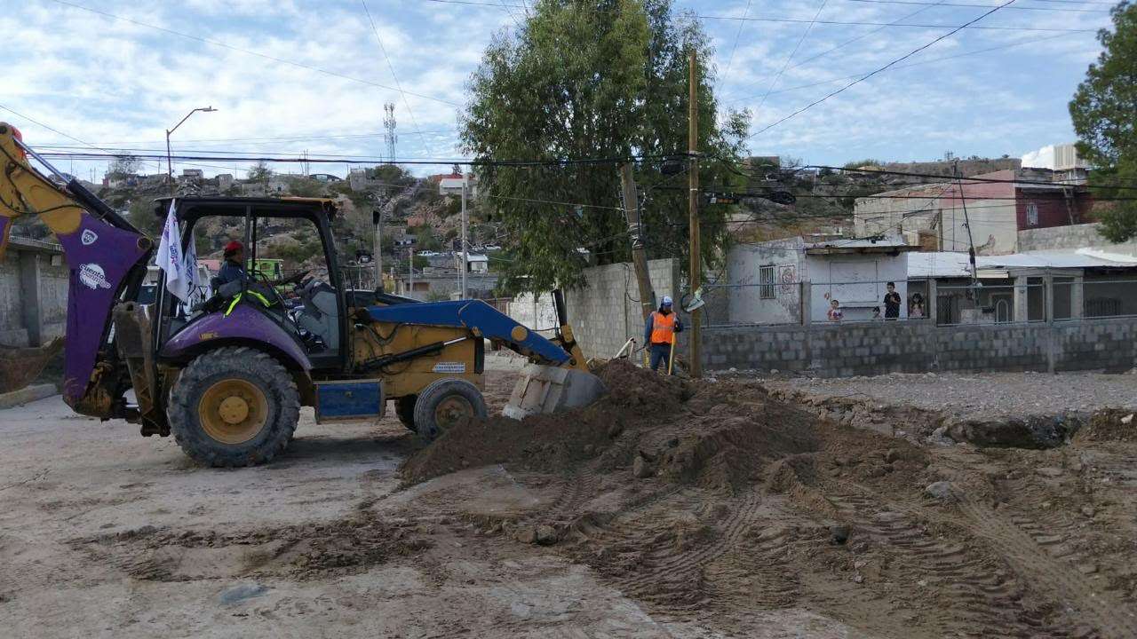 Reparan calles afectadas por lluvias en Juárez