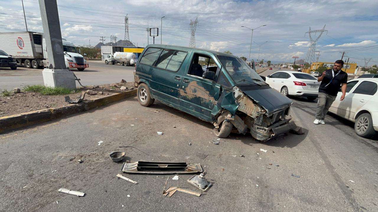 Choca adulto mayor contra poste; queda herido 