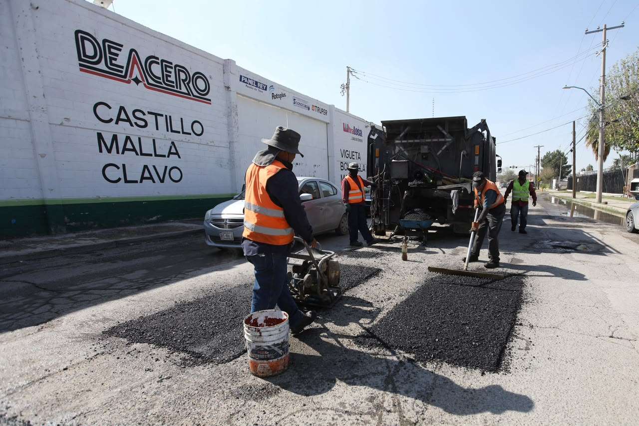 Arreglan calle Melquiades Alanís con programa de bacheo