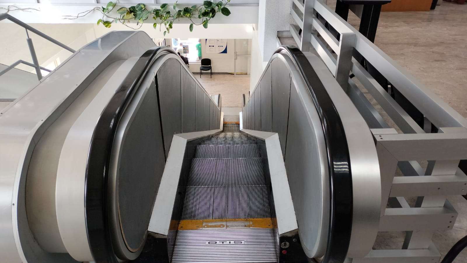 Dificultan escaleras inactivas a personas con discapacidad 