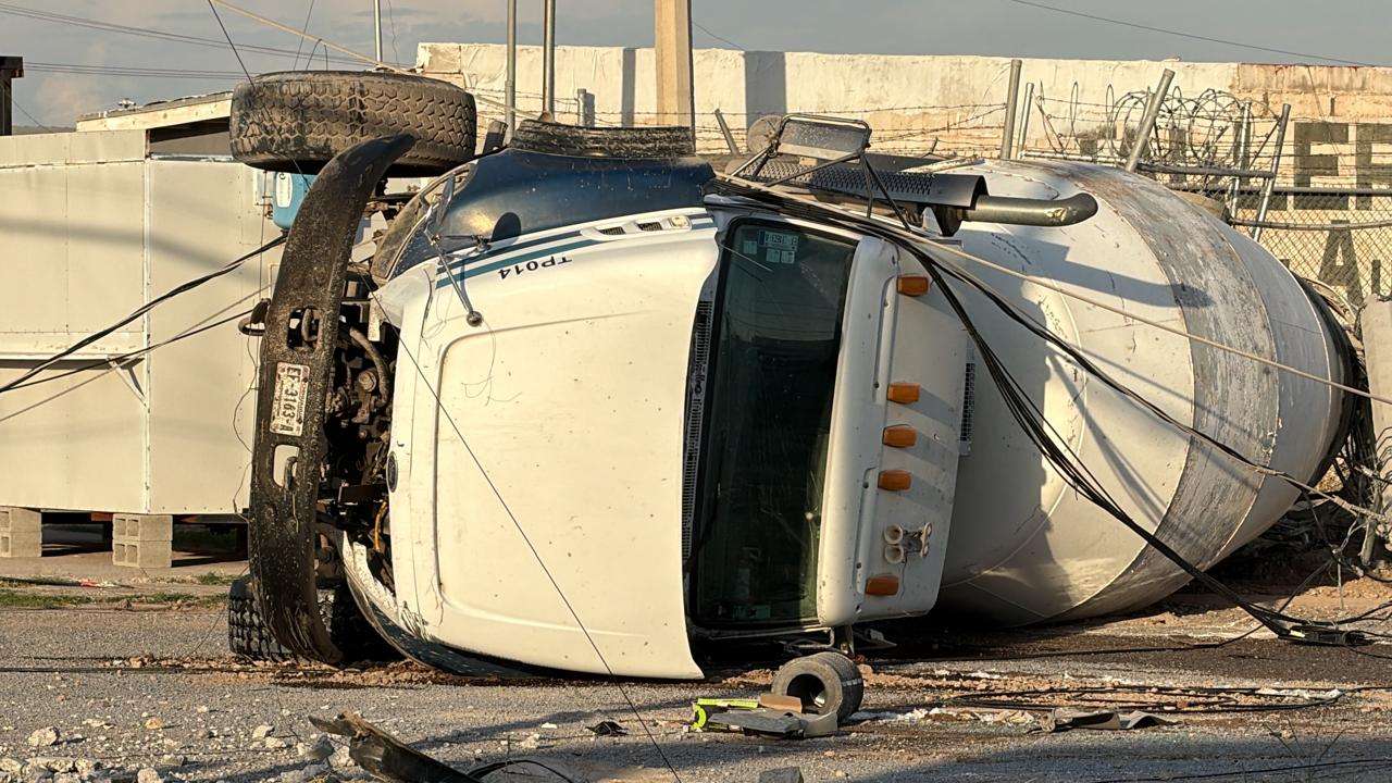 Vuelca camión revolvedor de cemento tras derribar poste en la Ramón Rayón