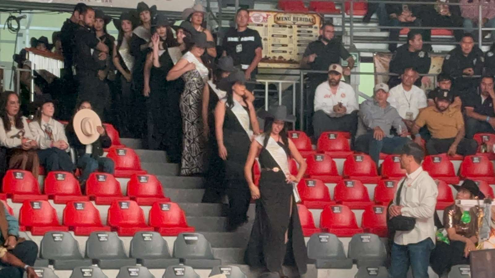 Inicia ceremonia de coronación de Reina de Expogan
