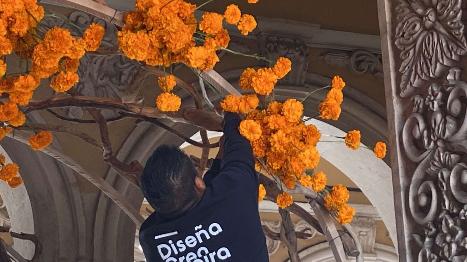 Instalan arreglos de cempasúchil por Día de Muertos