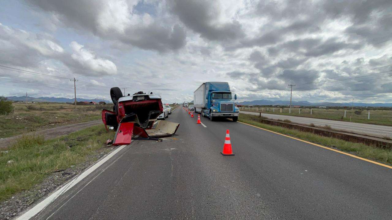 Abandonan camioneta volcada en rúa a Juárez