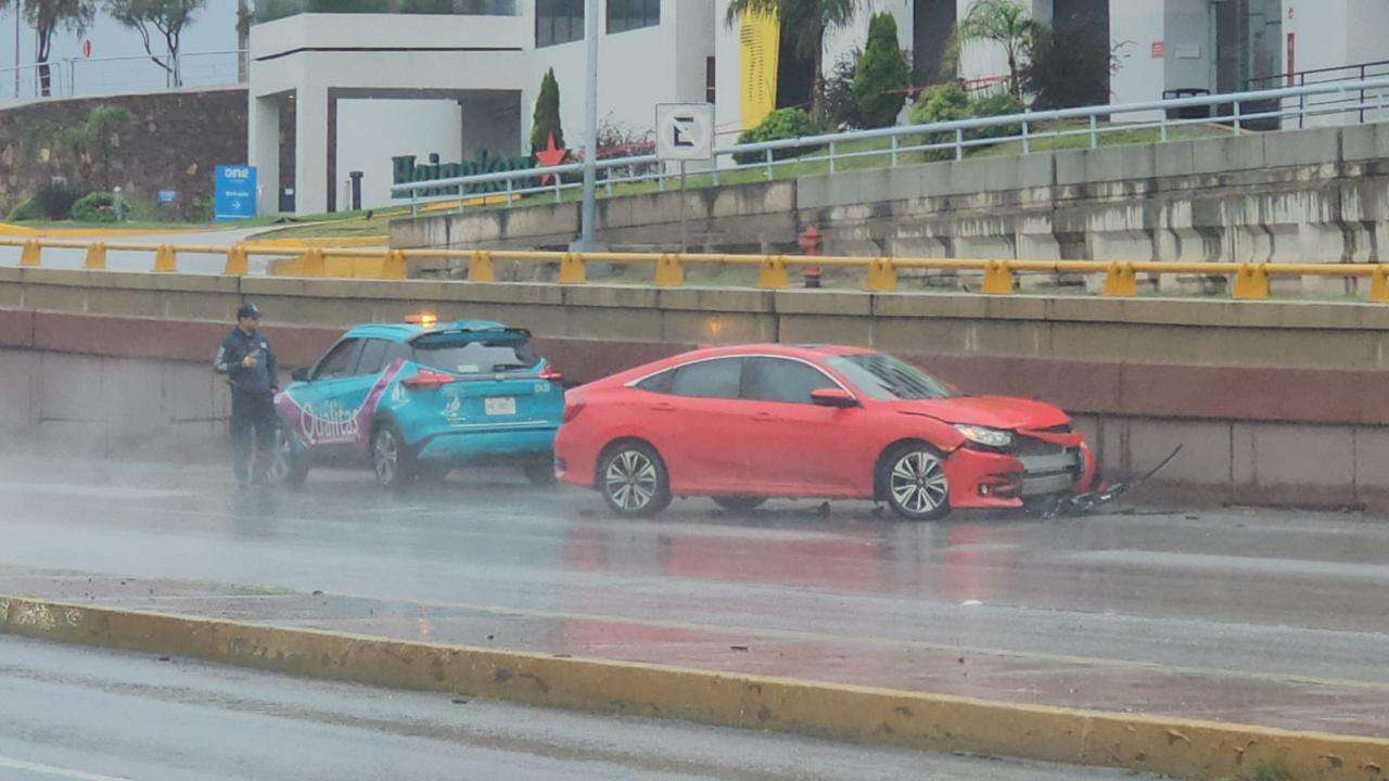 Derrapa y choca contra muro en el Perijuv