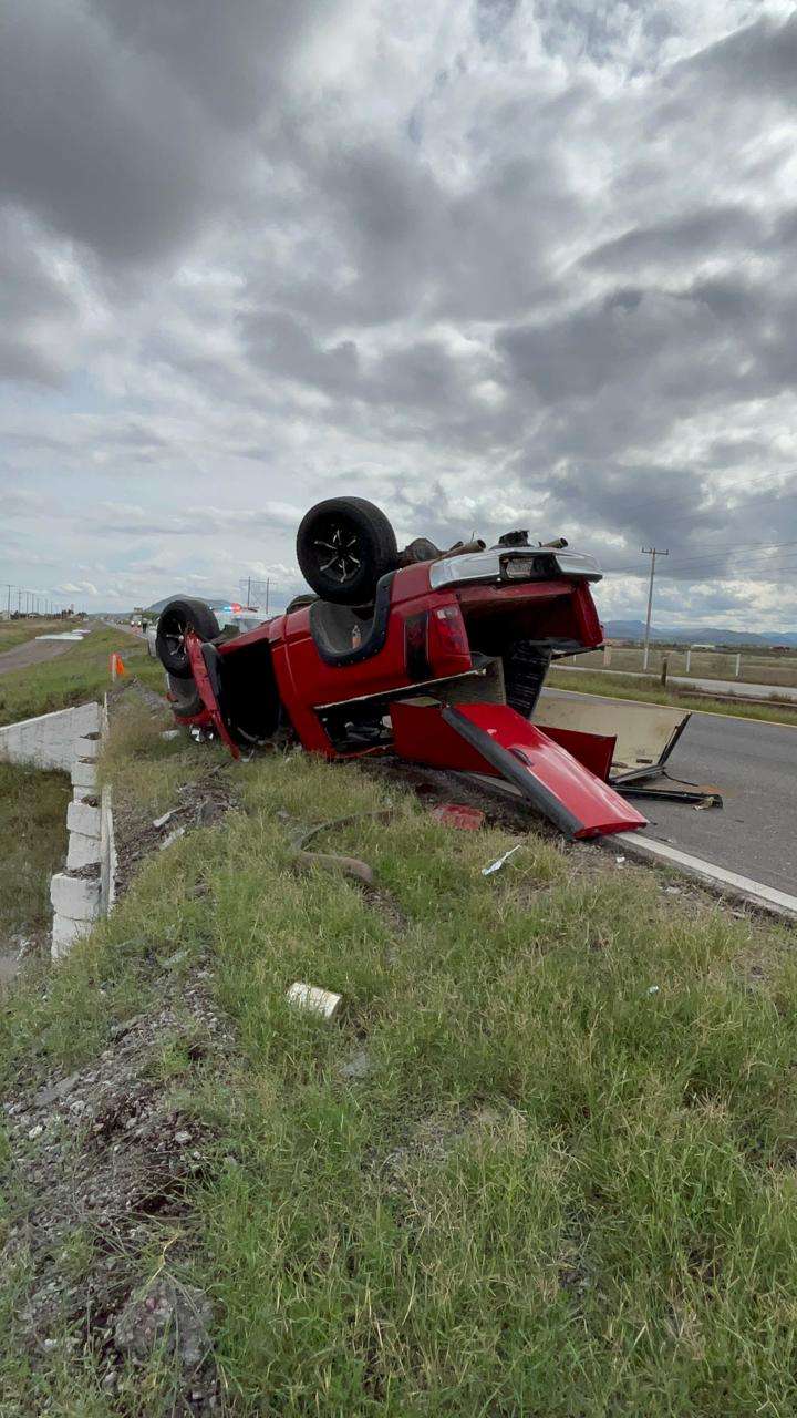 Abandonan camioneta volcada en rúa a Juárez