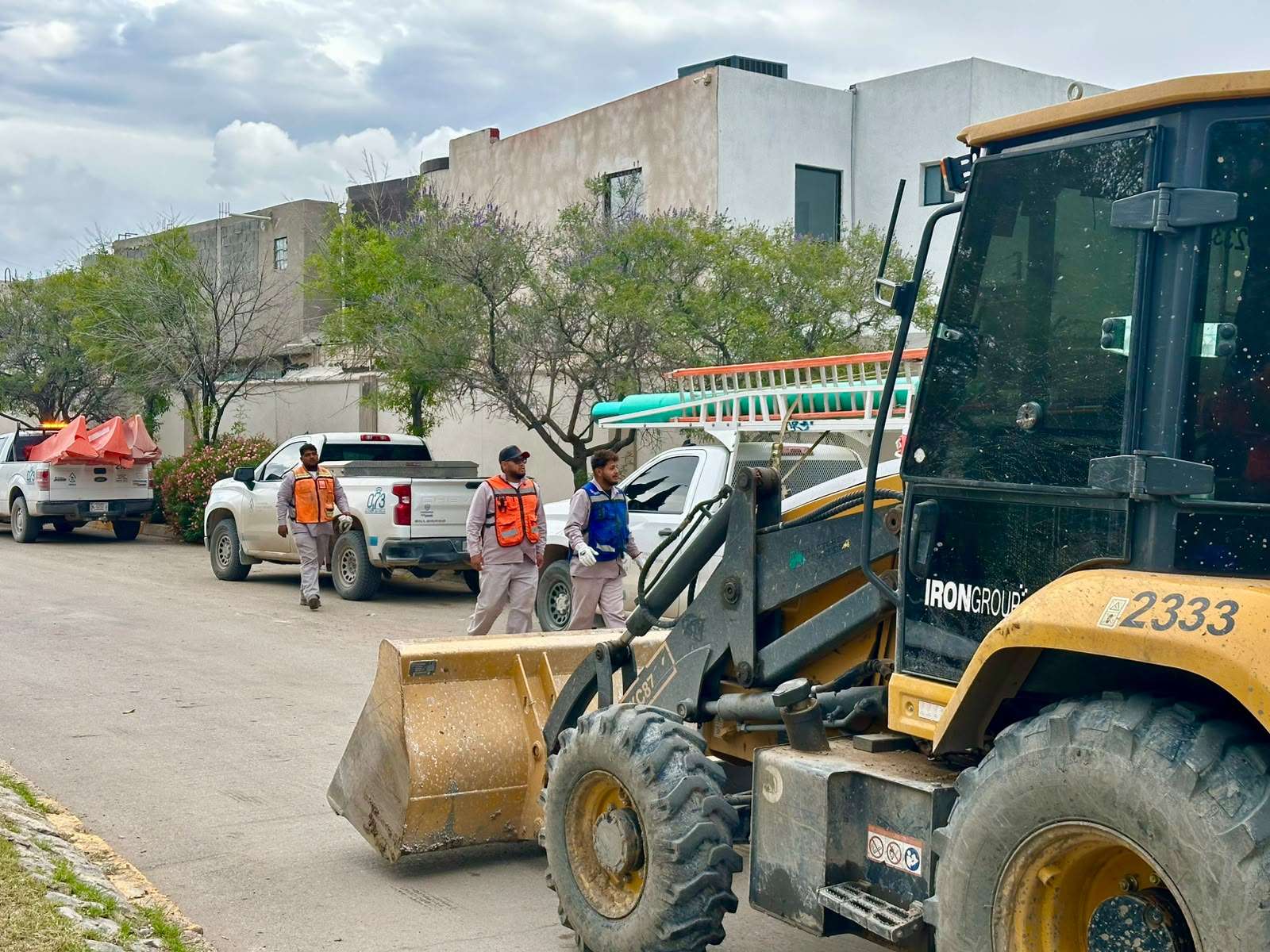Despliega maquinaria y personal para desaguar dique en Gardeno