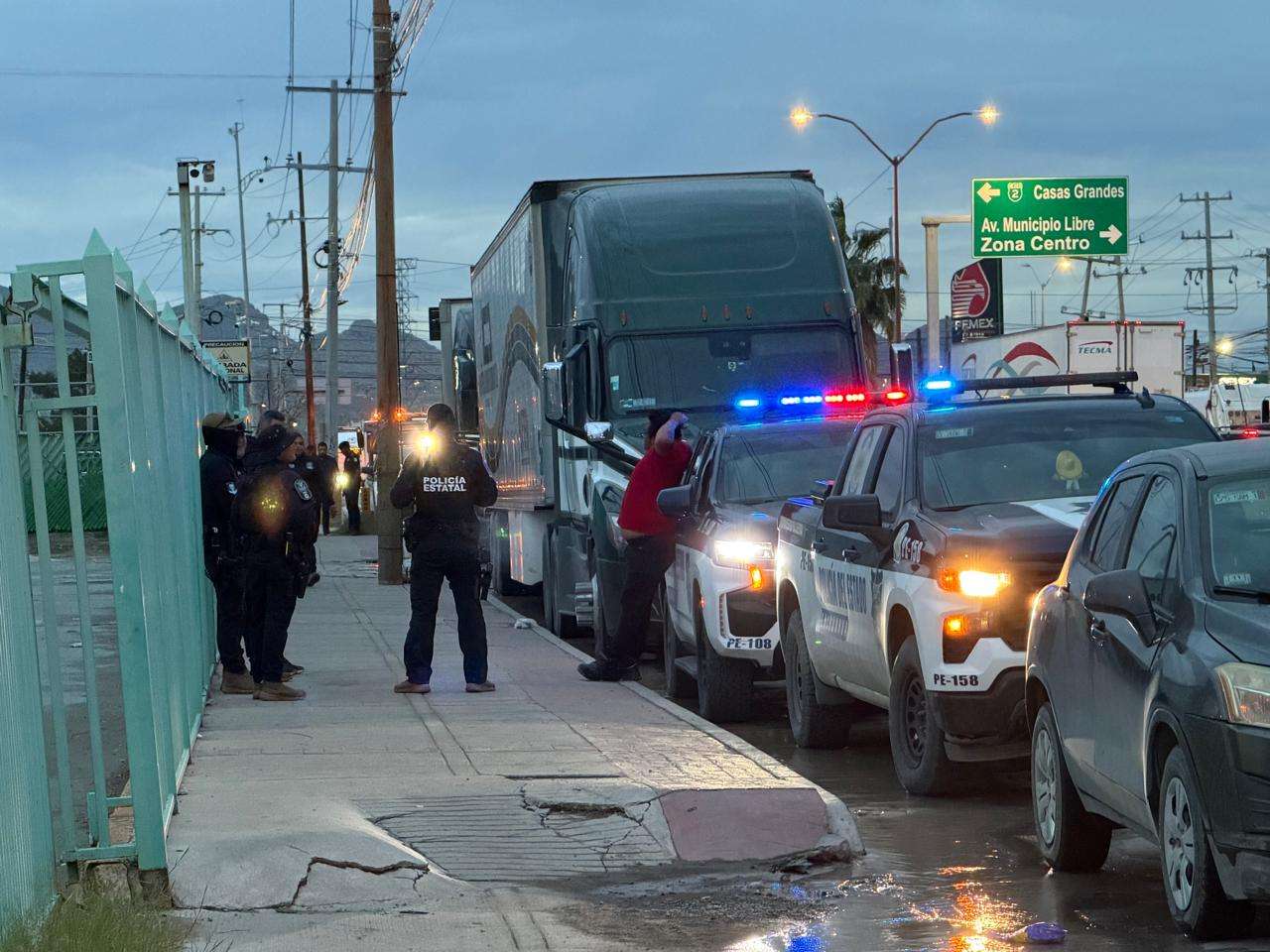 Aseguran dos camiones de transporte de paquetería en el bulevar Óscar Flores