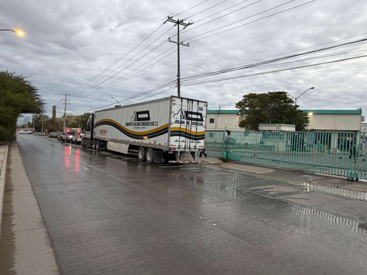 Aseguran dos camiones de transporte de paquetería en el bulevar Óscar Flores