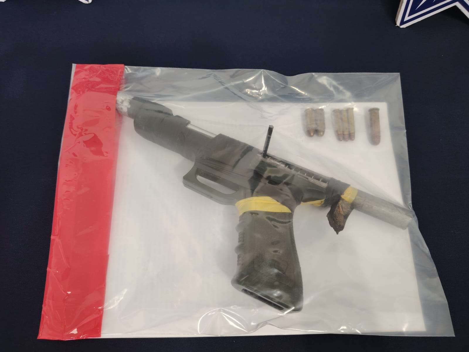 Arrestan a mujer con pistola hechiza