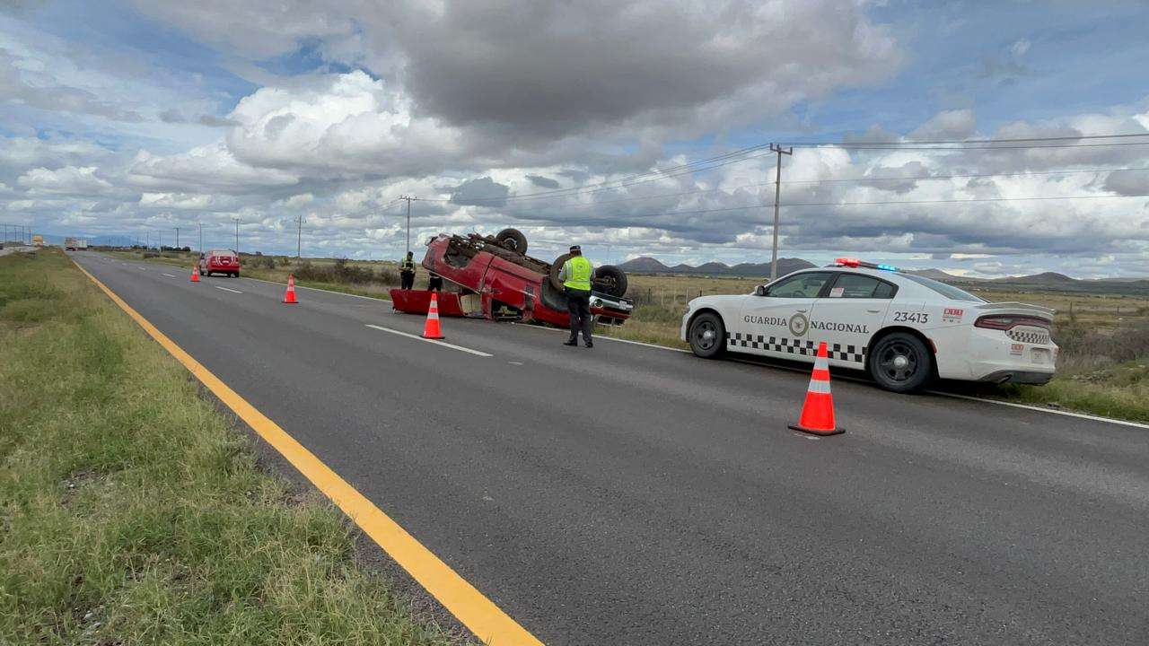 Abandonan camioneta volcada en rúa a Juárez