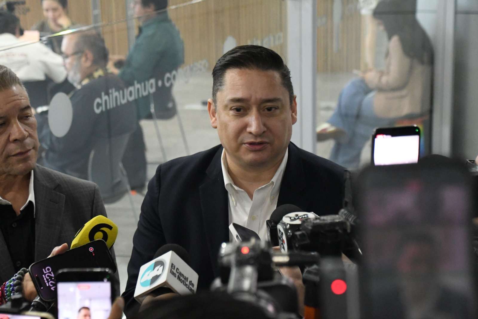 Declina Chávez a aspiraciones y respalda a De La Peña