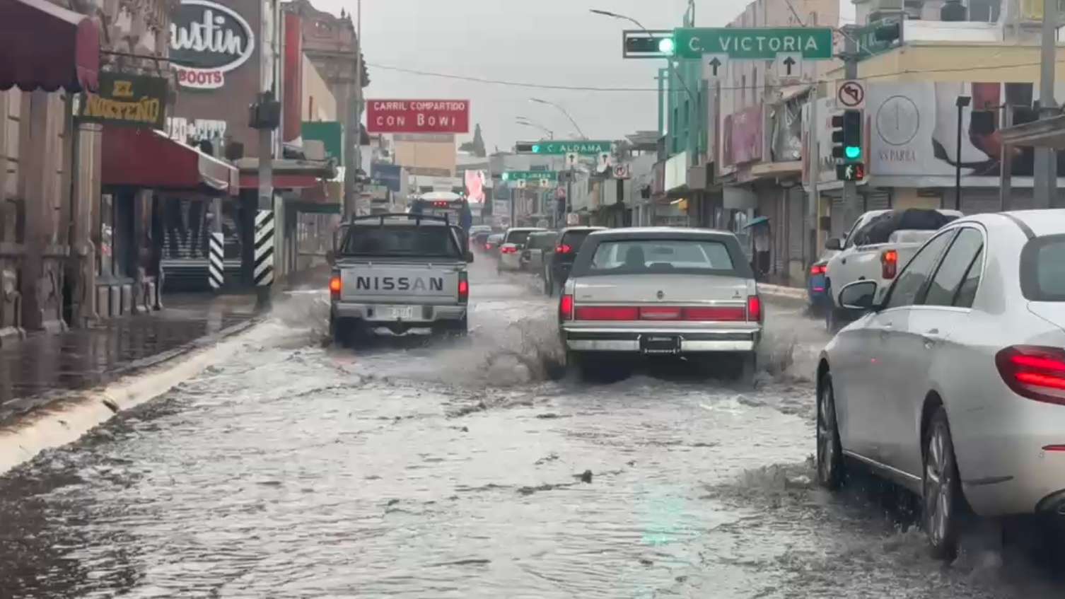 Inundan lluvia calles del Centro 