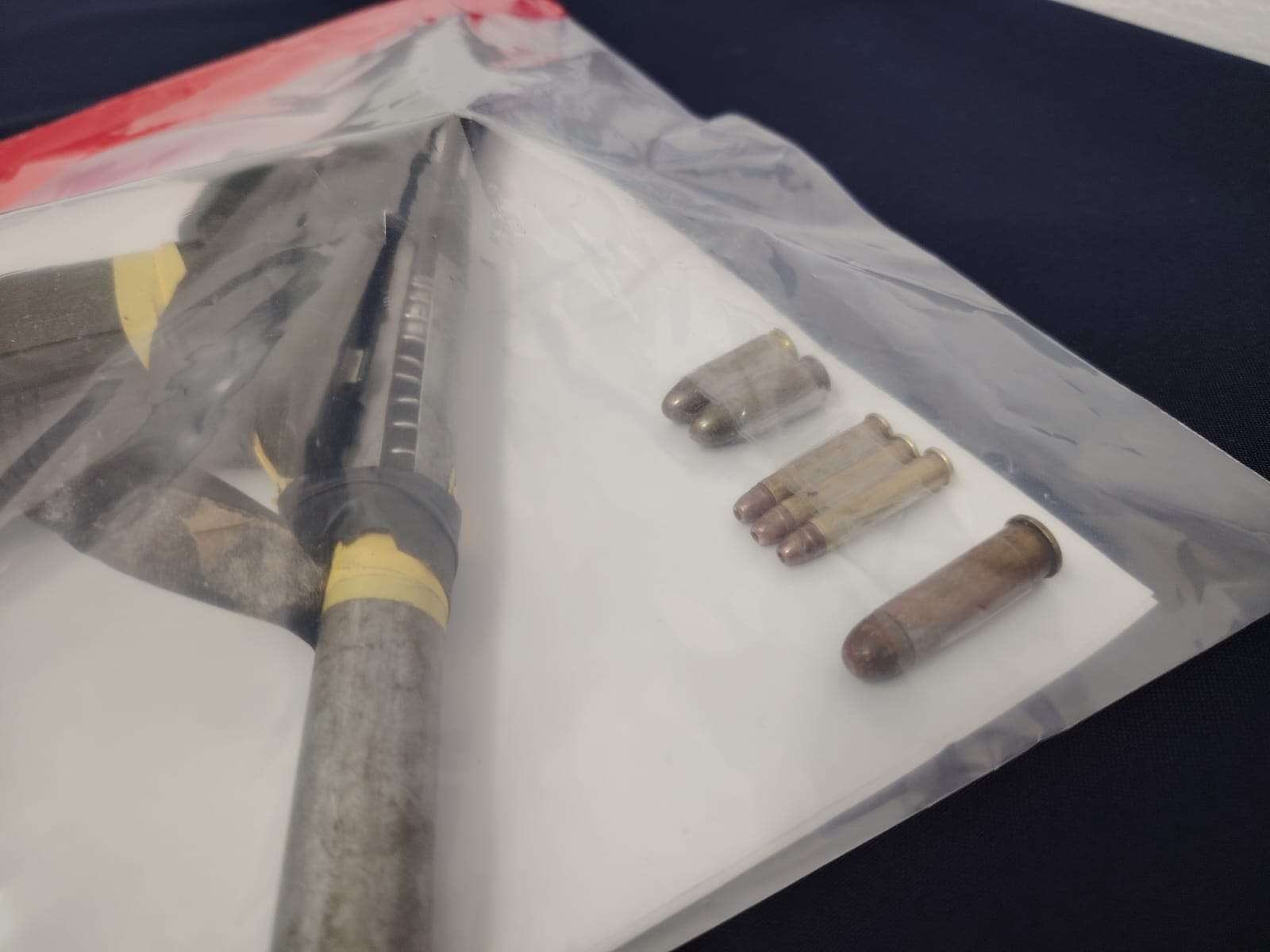 Arrestan a mujer con pistola hechiza