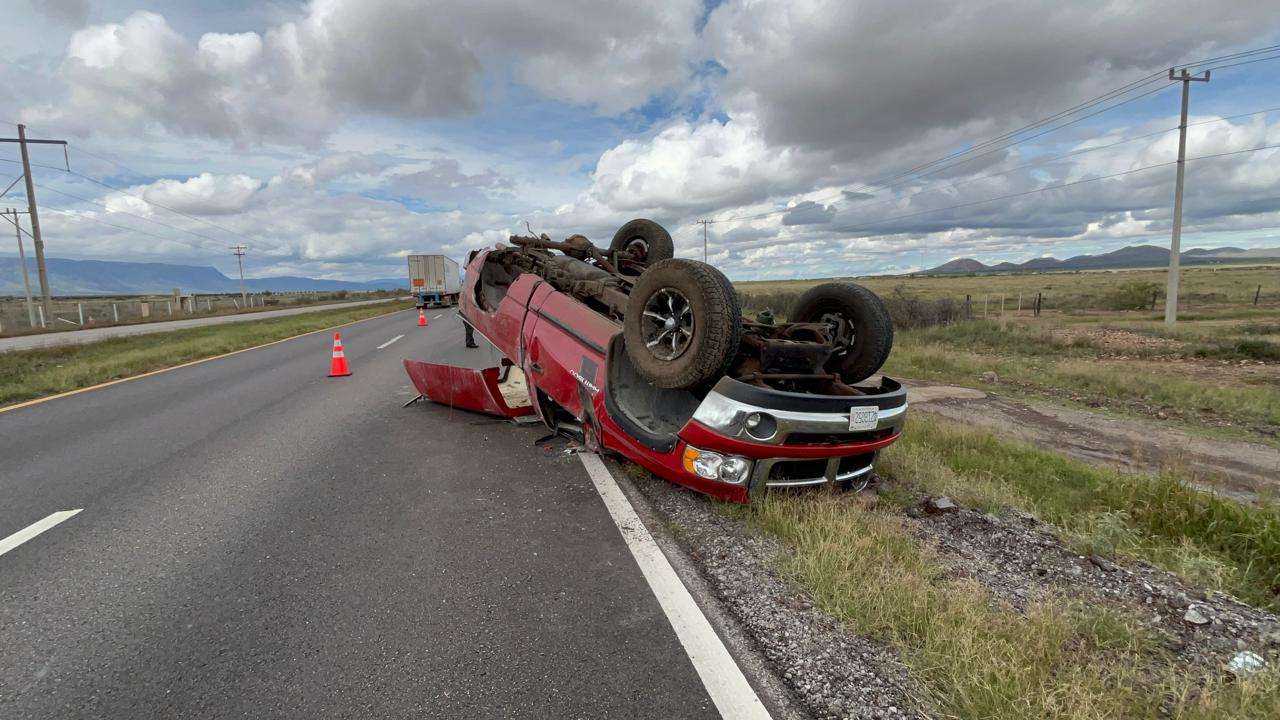 Abandonan camioneta volcada en rúa a Juárez
