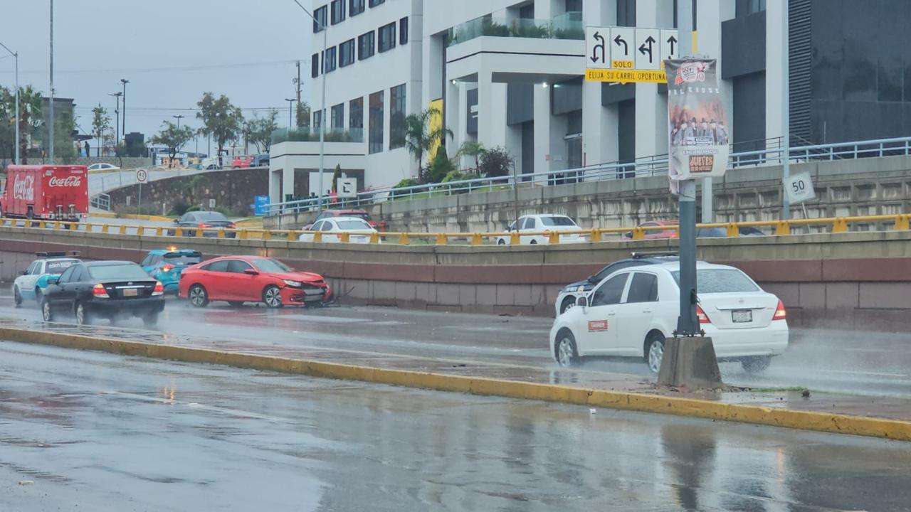 Derrapa y choca contra muro en el Perijuv