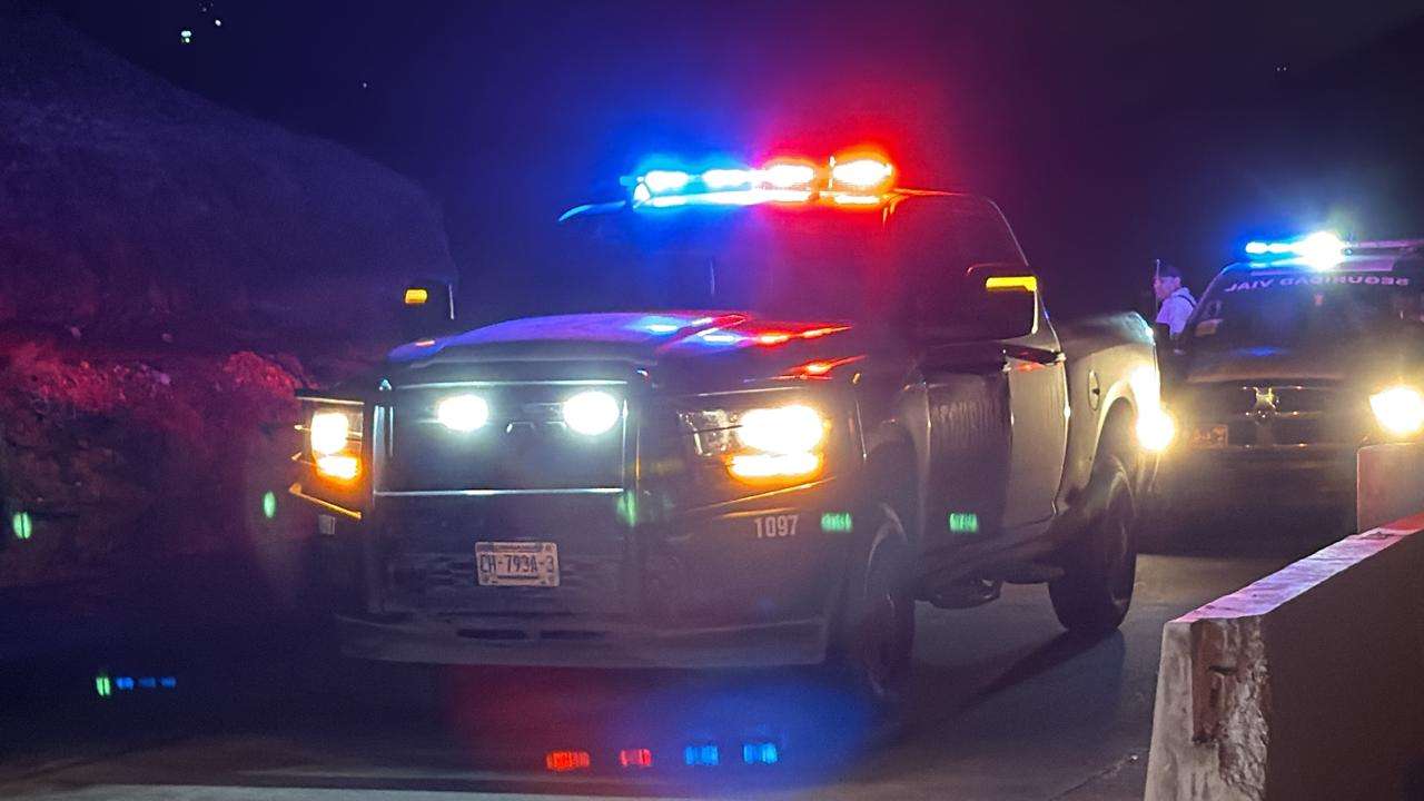 Pierde el control y vuelca camioneta en el Camino Real
