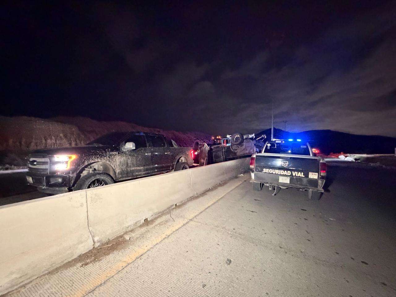 Pierde el control y vuelca camioneta en el Camino Real