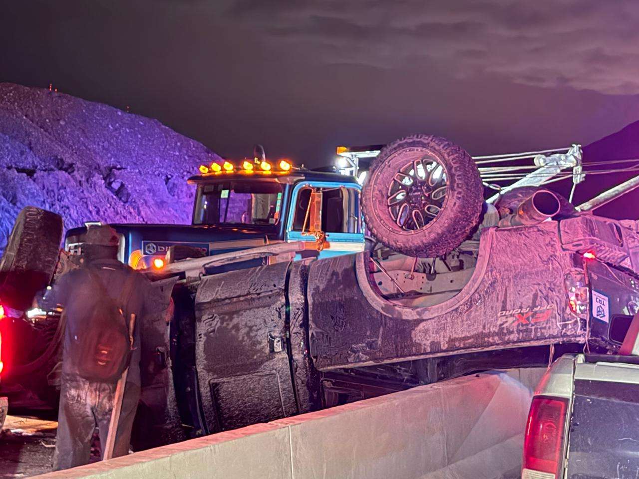 Pierde el control y vuelca camioneta en el Camino Real