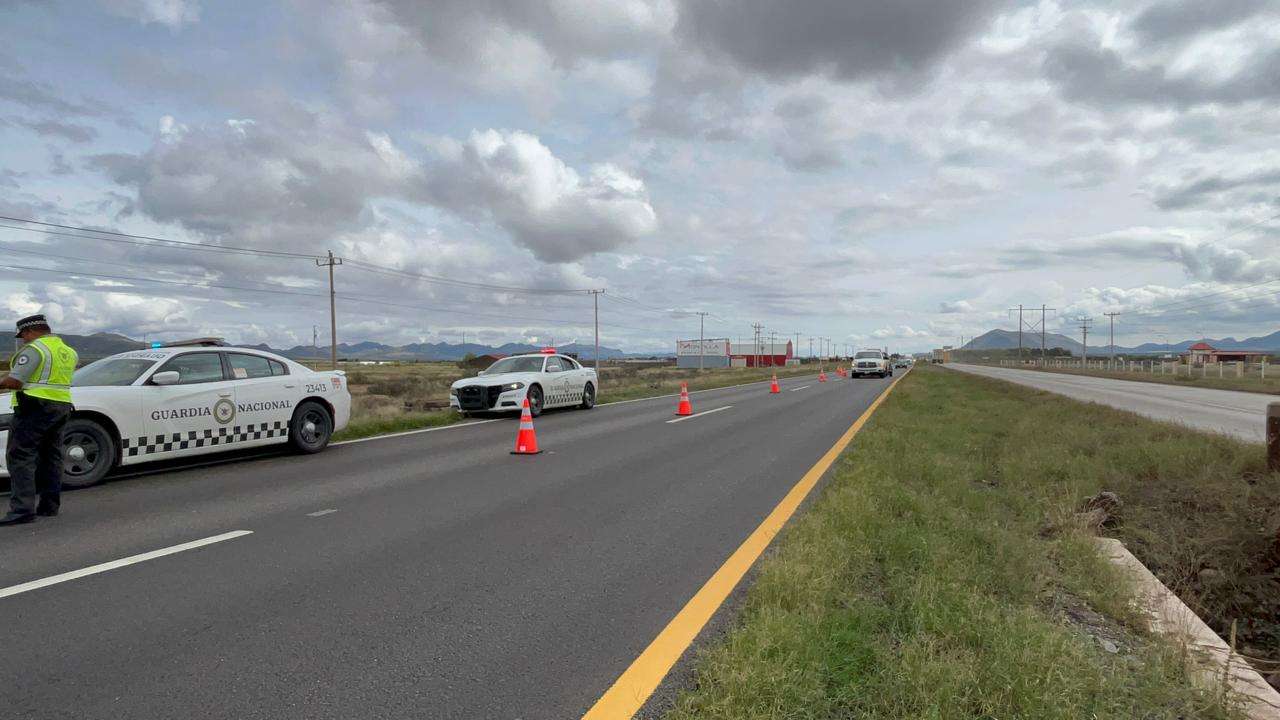 Abandonan camioneta volcada en rúa a Juárez