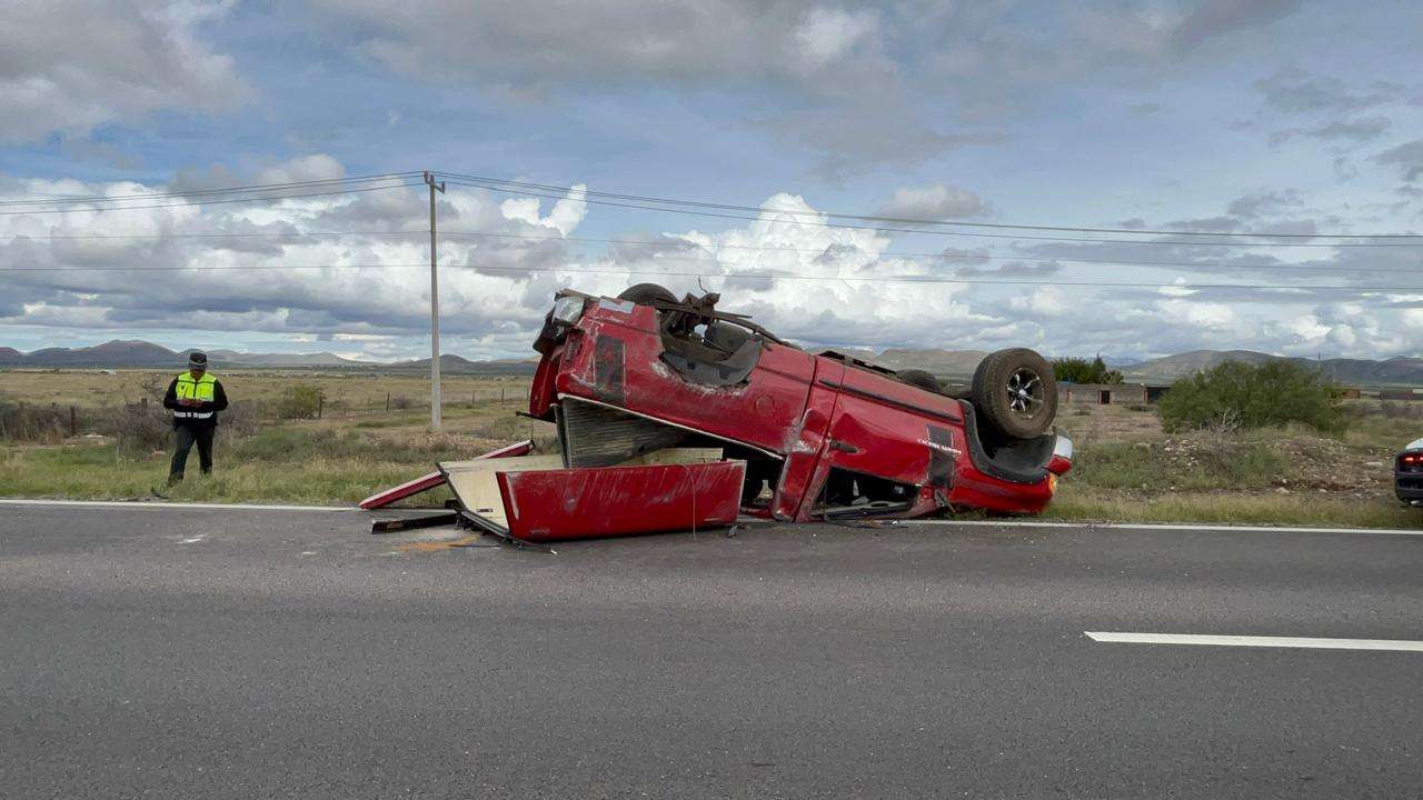 Abandonan camioneta volcada en rúa a Juárez