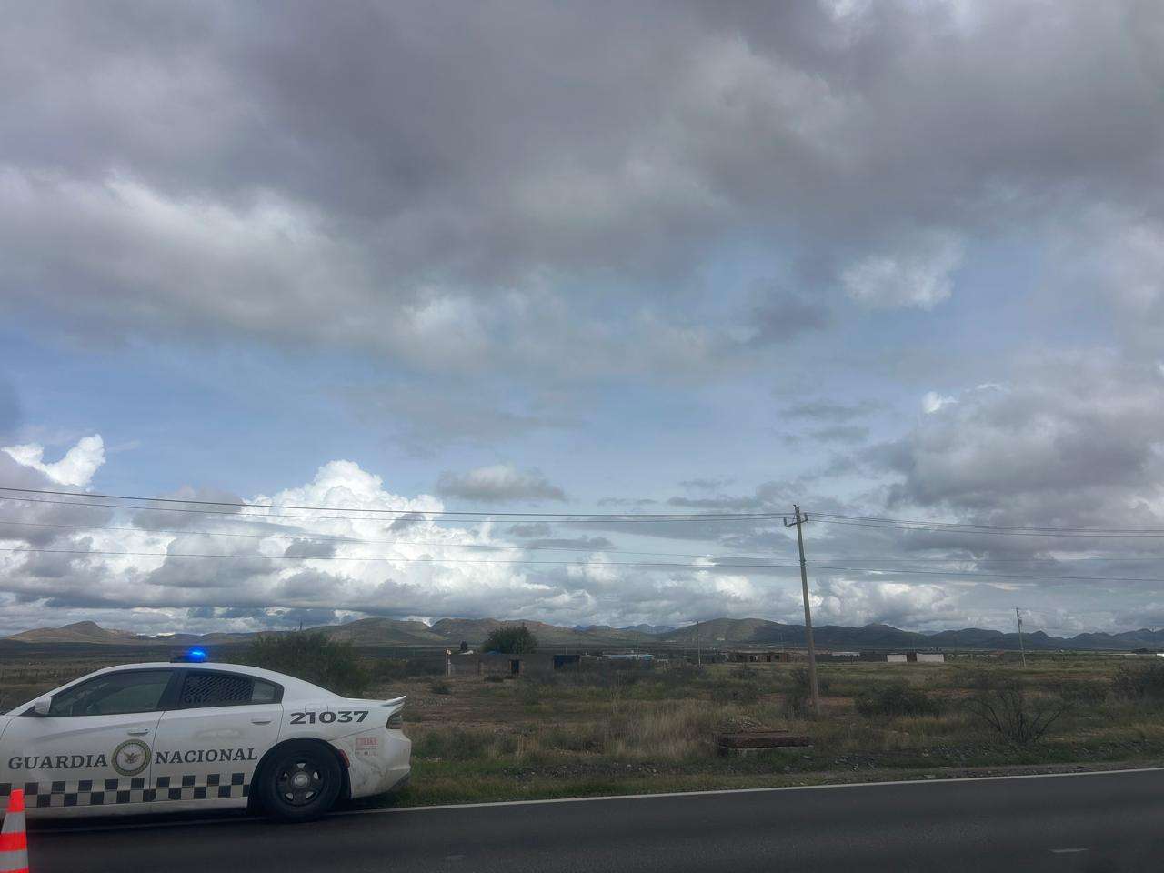 Abandonan camioneta volcada en rúa a Juárez
