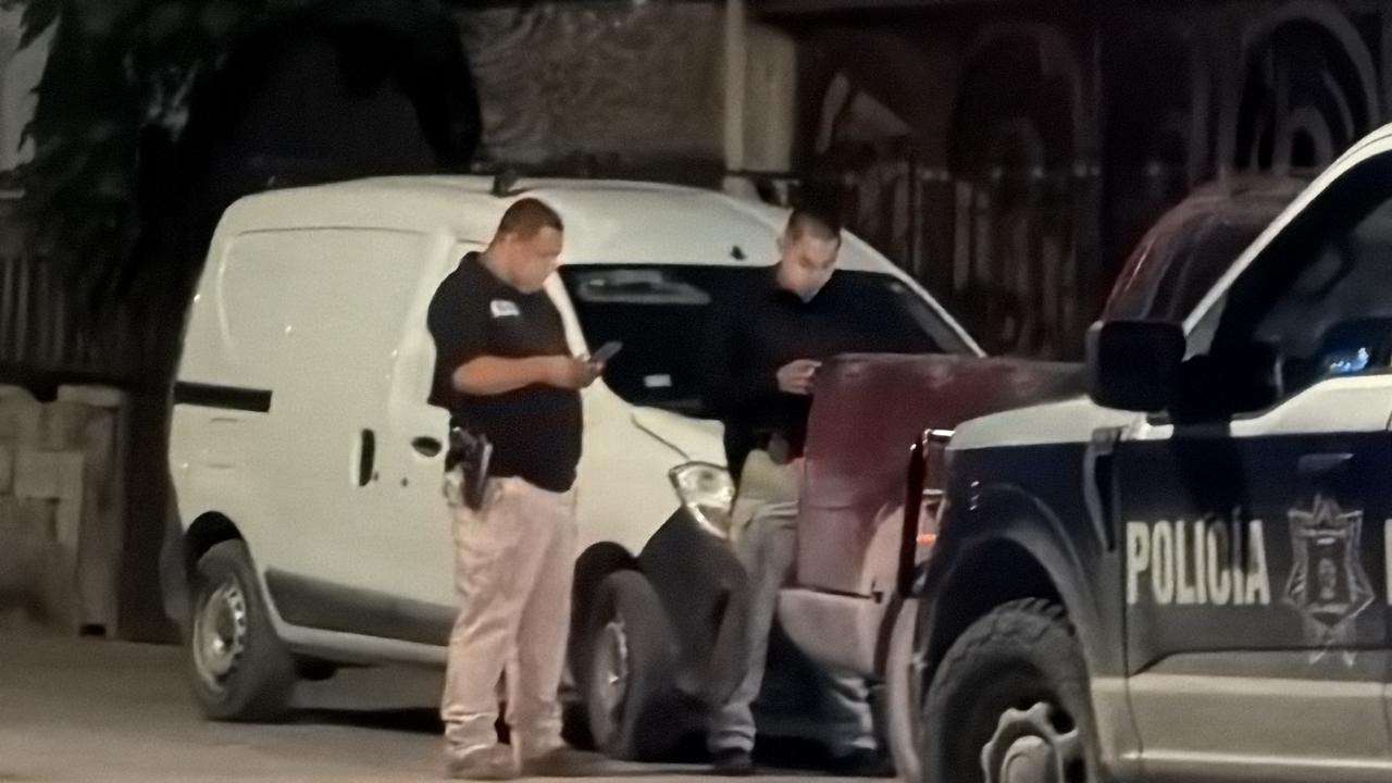 Golpean en la cabeza a una mujer con una pistola dentro de una tienda