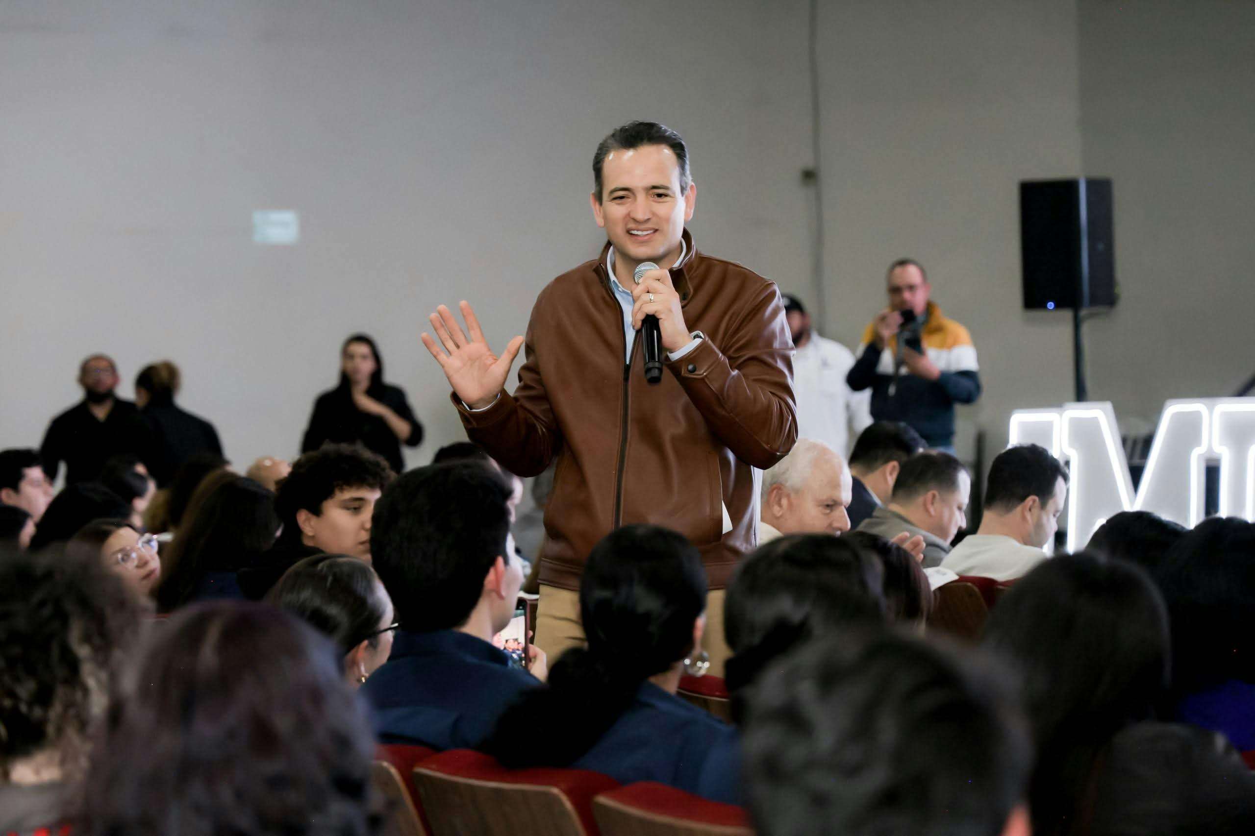 Escucha Marco Bonilla a empresarios y productores