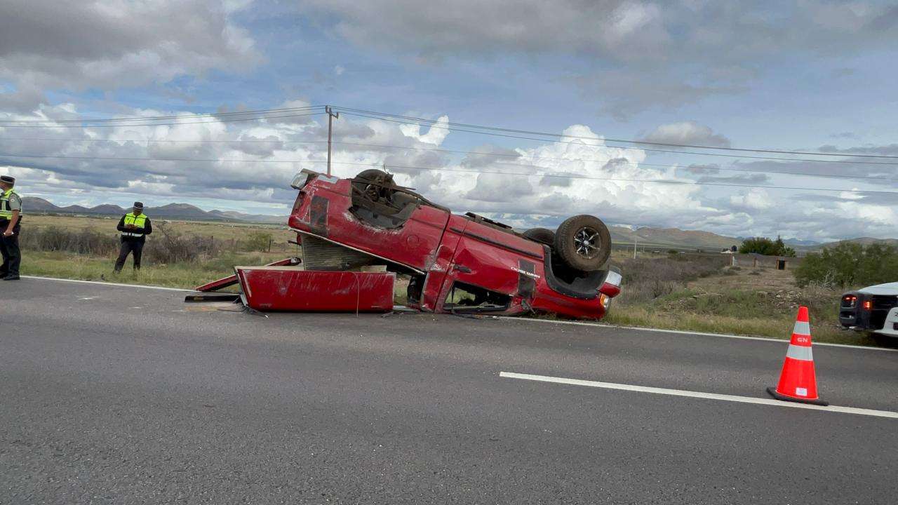 Abandonan camioneta volcada en rúa a Juárez