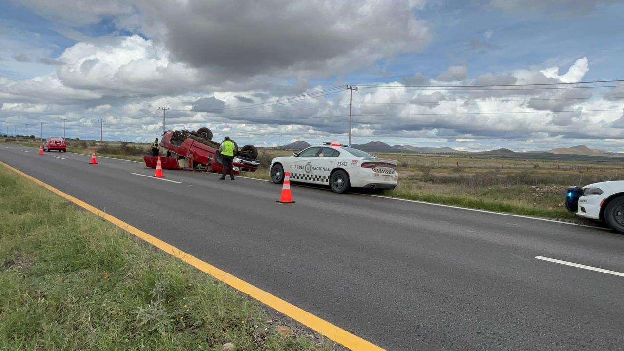Abandonan camioneta volcada en rúa a Juárez