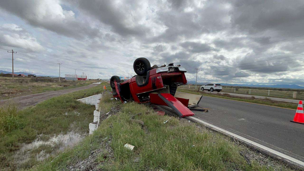 Abandonan camioneta volcada en rúa a Juárez