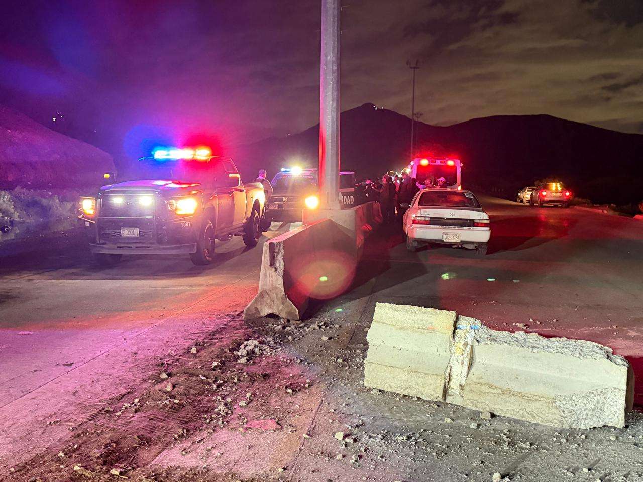 Pierde el control y vuelca camioneta en el Camino Real