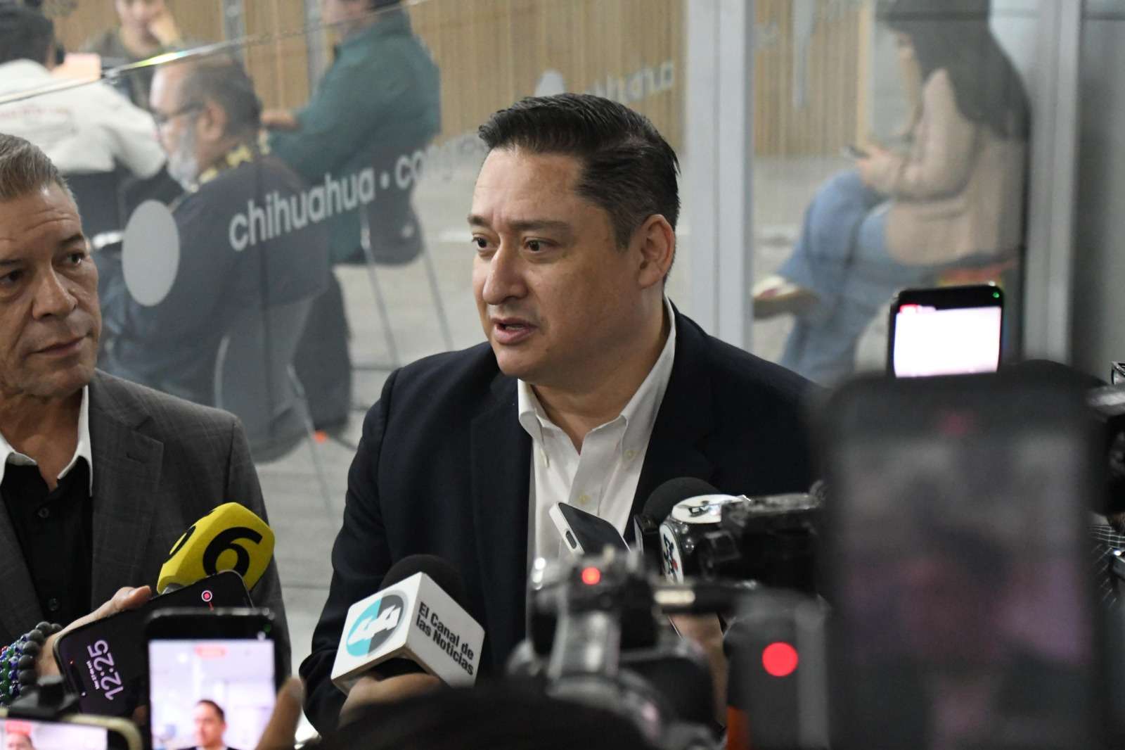 Declina Chávez a aspiraciones y respalda a De La Peña
