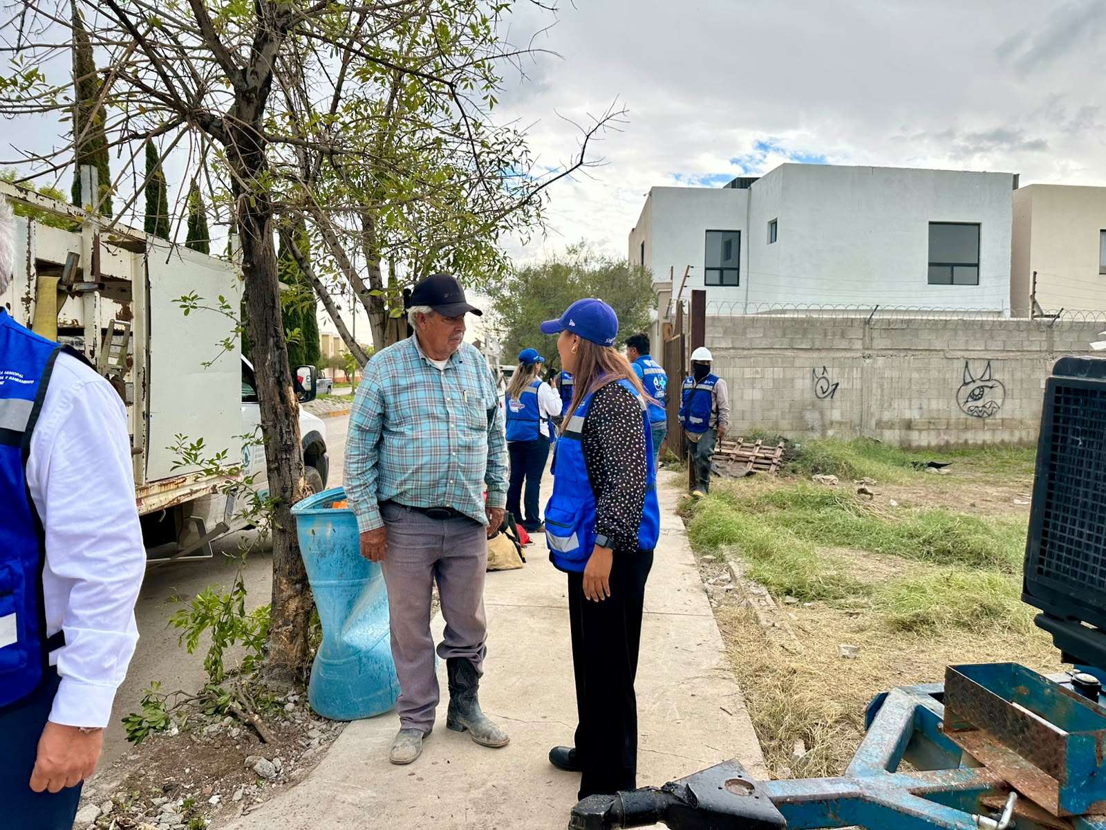 Despliega maquinaria y personal para desaguar dique en Gardeno