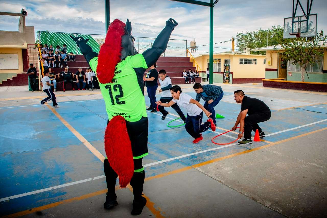 Llevan Bravos deporte y convivencia a niñas y niños de primaria 