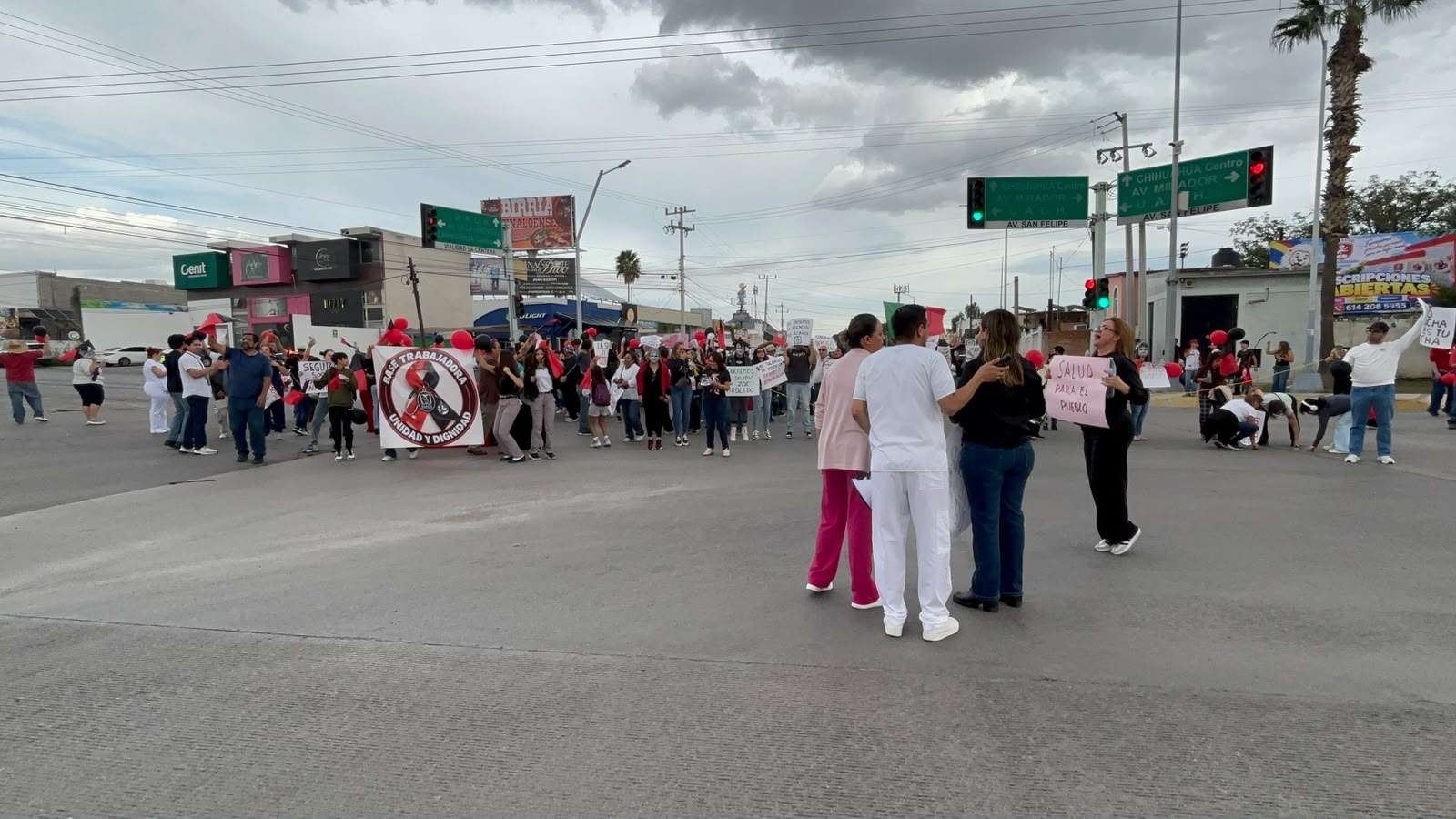 Bloquean trabajadores del Imss cantera y avenida San Felipe