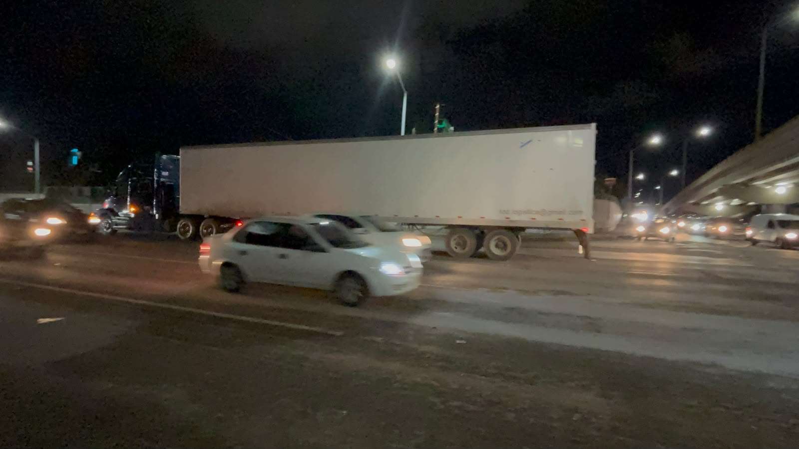 Tira carga tráiler y se da la fuga y genera caos