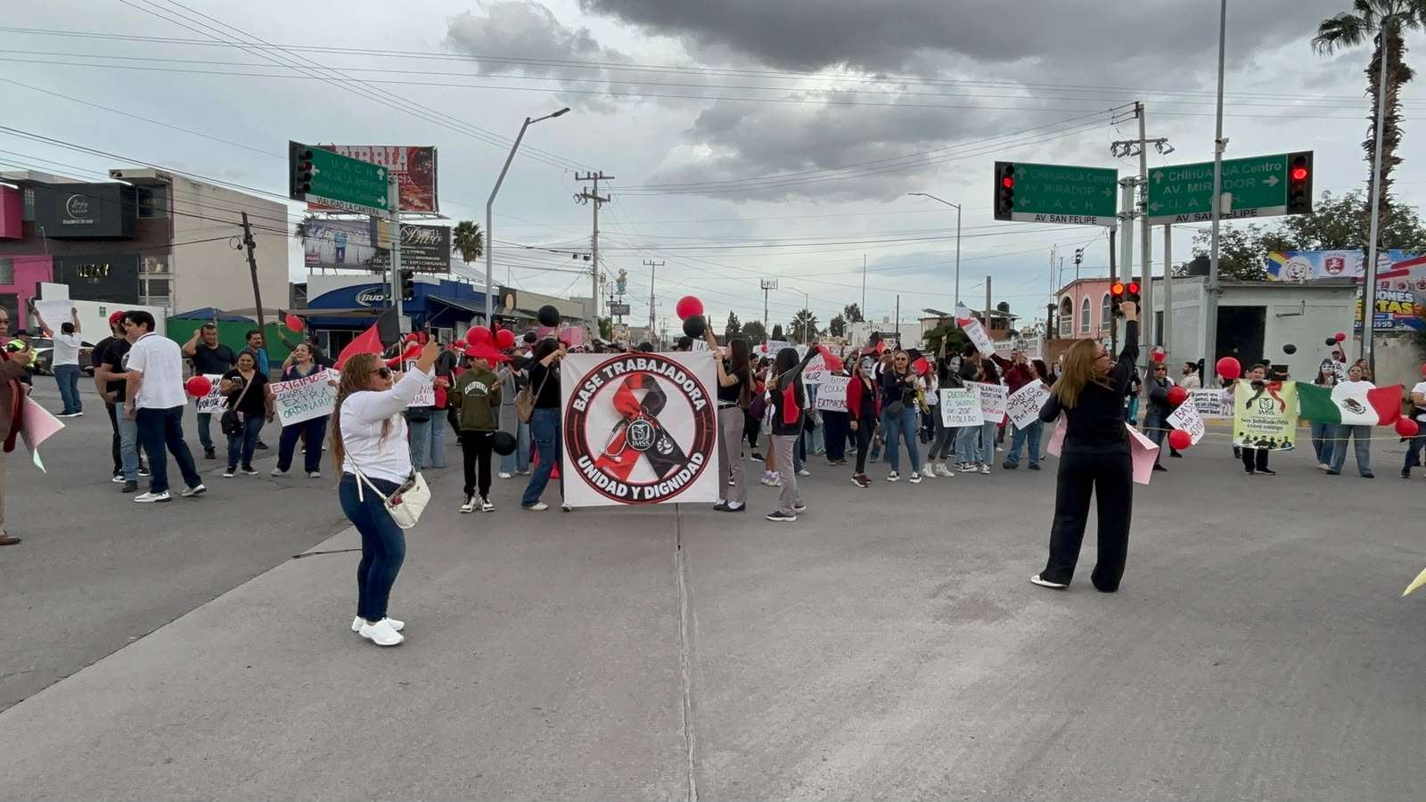 Bloquean trabajadores del Imss cantera y avenida San Felipe