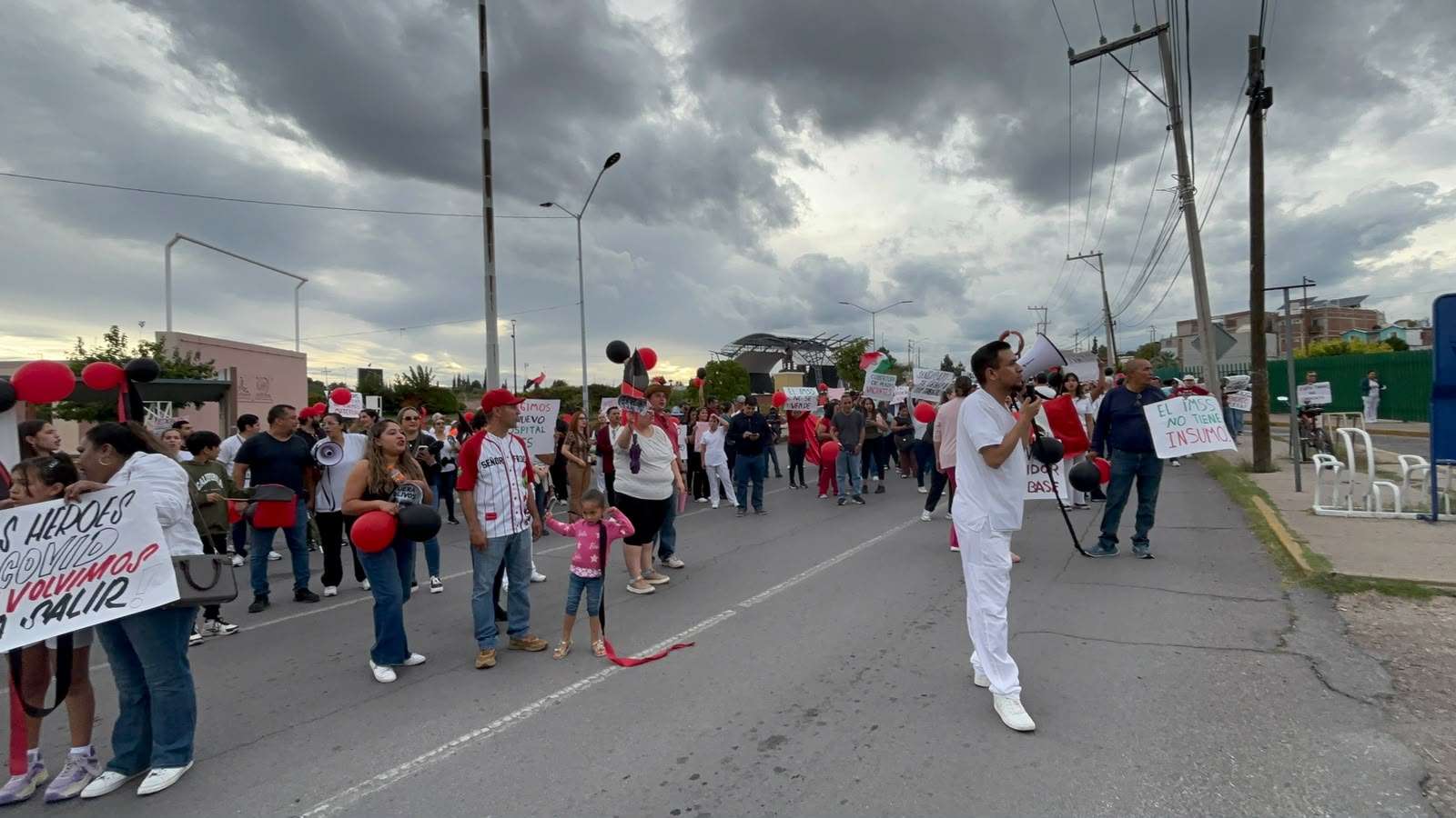 Detienen su marcha trabajadores frente a la clínica 33