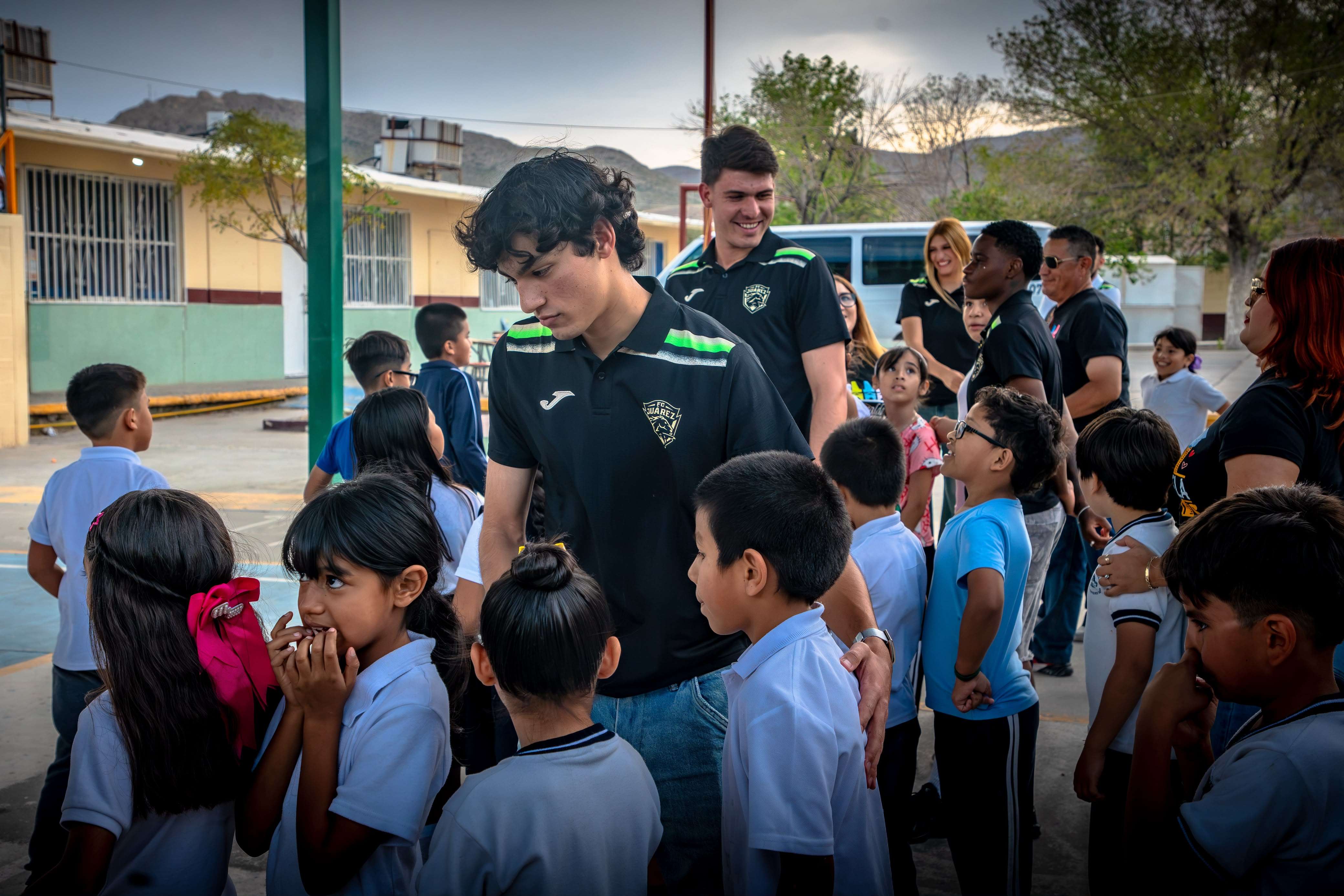 Llevan Bravos deporte y convivencia a niñas y niños de primaria 
