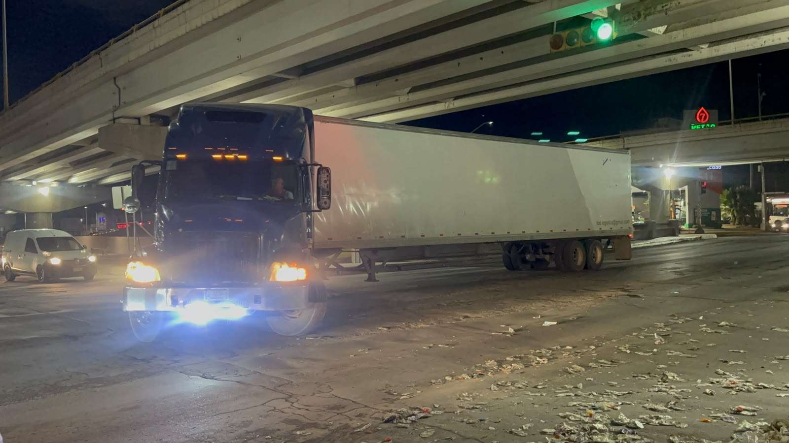 Tira carga tráiler y se da la fuga y genera caos