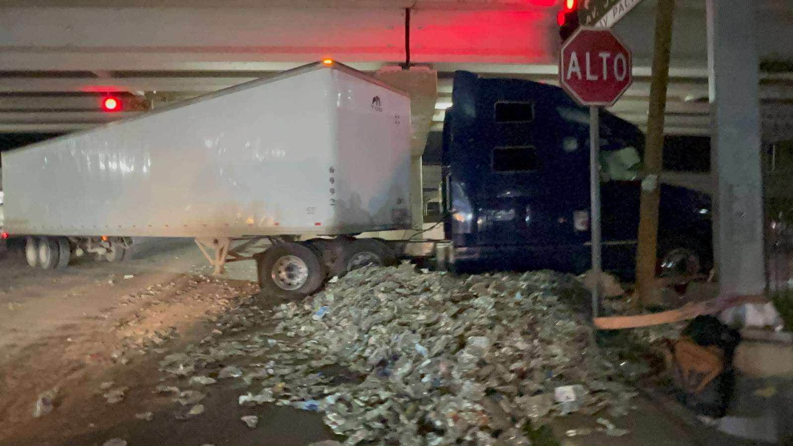 Tira carga tráiler y se da la fuga y genera caos
