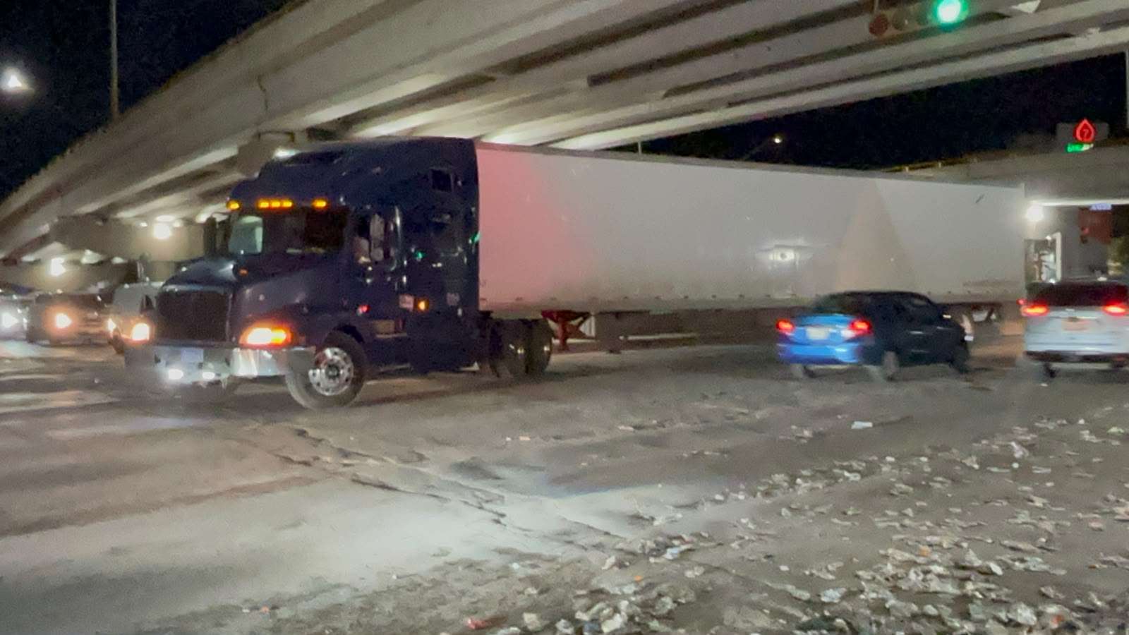 Tira carga tráiler y se da la fuga y genera caos