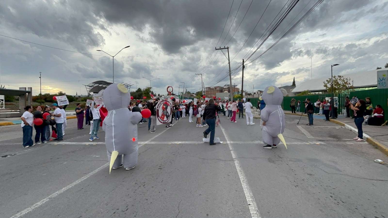 Detienen su marcha trabajadores frente a la clínica 33