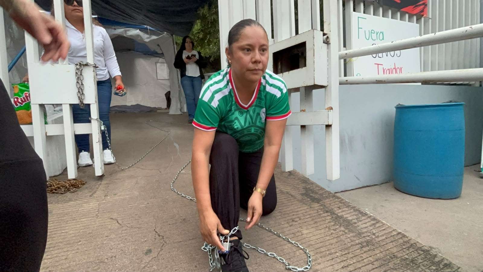 Se encadena en las instalaciones del sindicato del Imss
