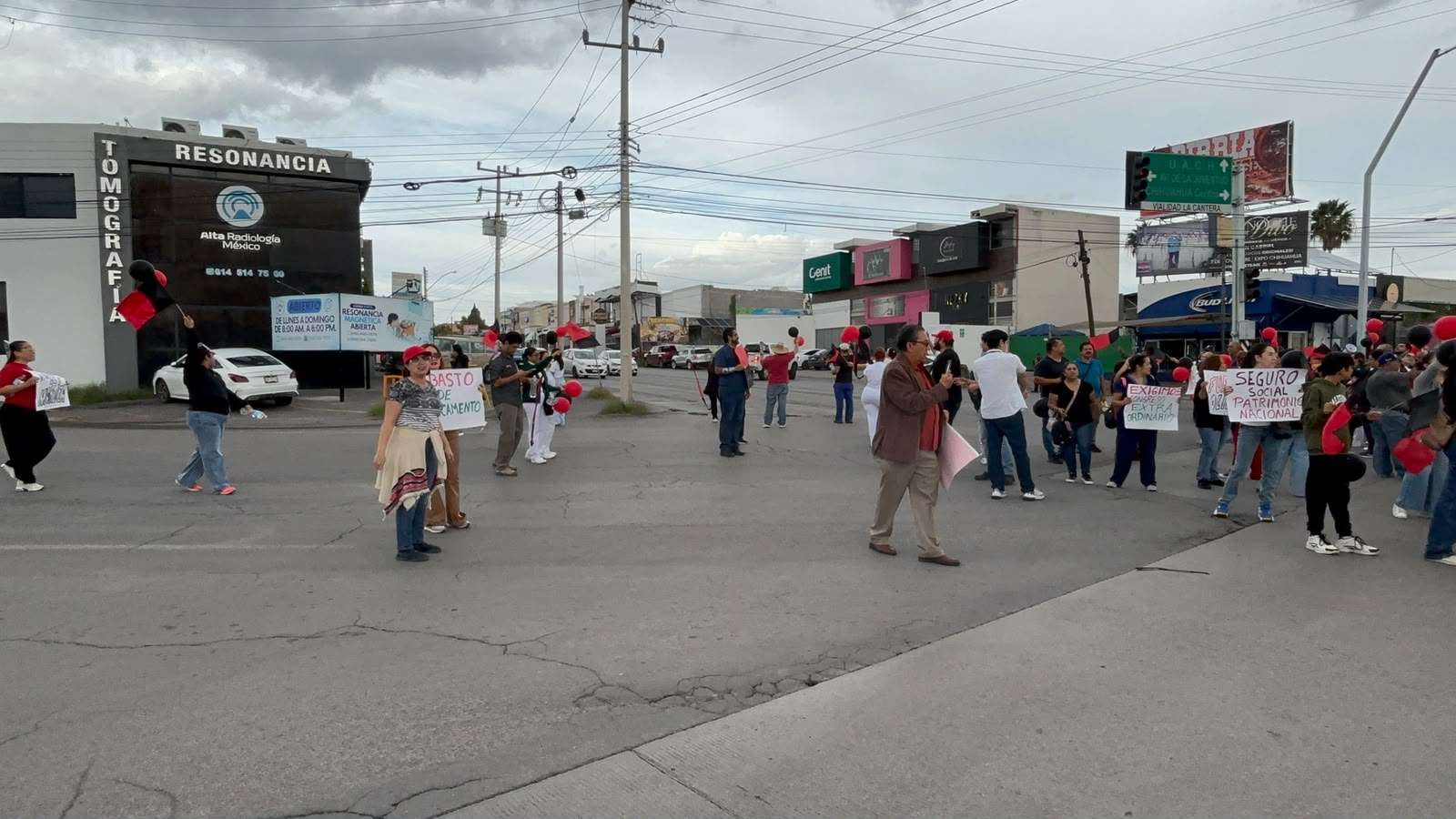 Bloquean trabajadores del Imss cantera y avenida San Felipe