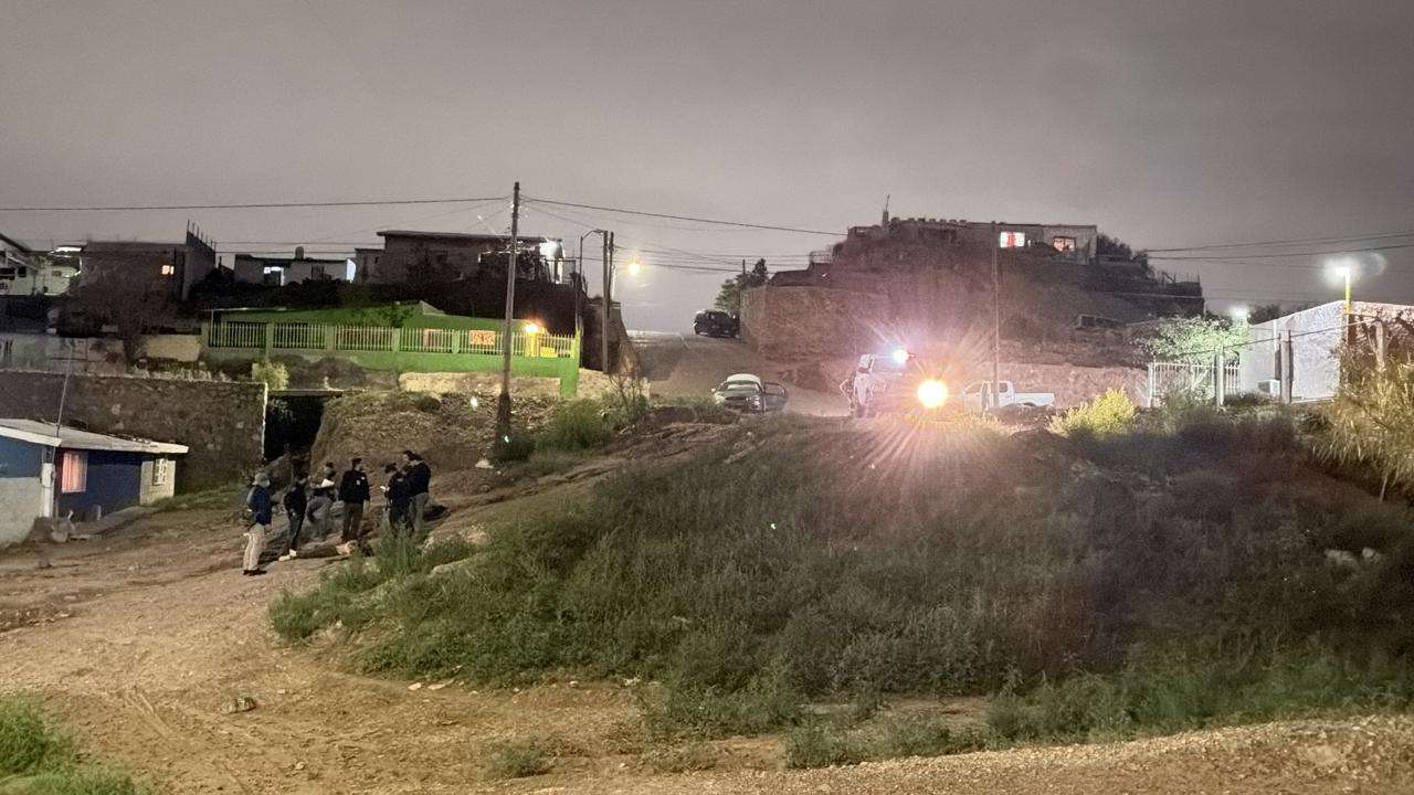Persiguen y asesinan a mujer a balazos en la colonia Plutarco