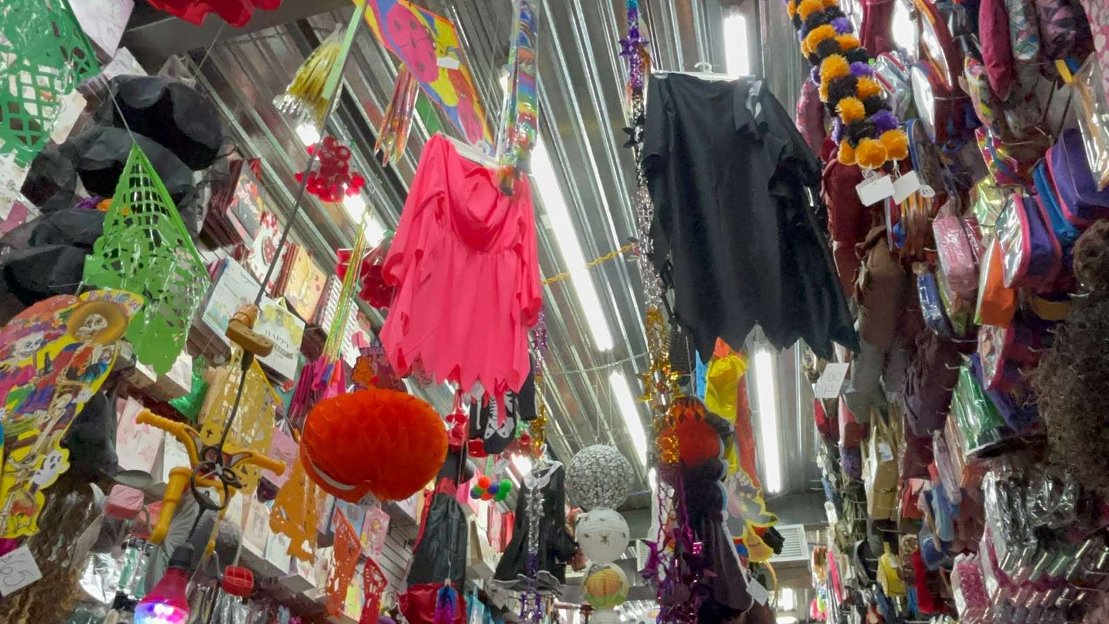 Lucen negocios del centro mercancía de Halloween
